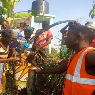 Women of Kuzuana Awacanaca Smallholder Farmers’ Club in Nhamatanda, take the lead in demonstrating the installation process of the solar water pumping system. "We set up the water pump, we follow the sun, align the panel, the water comes out and we s